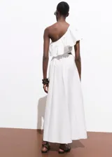 Vestido midi de algodón con diseño asimétrico de un solo hombro, decorado con un volante. Presenta aberturas laterales tipo cut-out en la cintura y una falda evasé con bolsillos laterales.