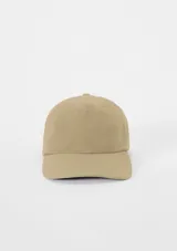 Gorra clásica color gris oscuro, con visera curva y diseño liso de seis paneles.