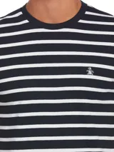 Remera de hombre Original Penguin con diseño de rayas horizontales blancas y azul marino, cuello redondo y logo bordado en el pecho.