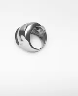 Anillo de metal dorado con diseño orgánico y voluminoso. Presenta logo grabado en el interior.