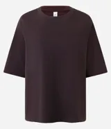 Remera oversize blanca de manga corta, con cuello redondo y diseño holgado, confeccionada en mezcla de algodón y poliéster.