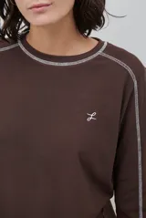 Remera de manga larga en color gris melange, con cuello redondo y costuras reforzadas en los hombros y mangas.