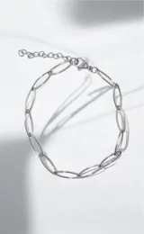 Pulsera de eslabones ovalados alargados, confeccionada en acero quirúrgico plateado, con cierre de mosquetón y cadena de alargue.