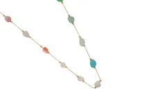 Collar de acero con terminaciones con baño de oro y piedras naturales de colores. Largo de 40 cm más 5 cm de alargue.