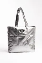 Bolso tipo shopper acolchado color negro, con diseño de cuadrícula. Posee dos asas de hombro y un parche ovalado con un logo estilizado en el frente.