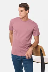 Remera básica de algodón color azul marino, de manga corta, con cuello redondo y logo bordado en el frente.