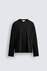 Camiseta de manga larga con corte relajado, confeccionada en algodón con acabado mercerizado y cuello redondo acabado en rib.