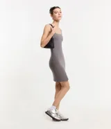 Vestido corto de la marca Blue Steel, color gris, de corte ajustado al cuerpo, con escote recto y breteles finos.