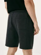 Bermuda gris de corte recto con cintura elástica y cordón ajustable.