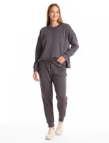Pantalón tipo jogger de la marca Match Fit, con cintura elástica ajustable mediante cordón, bolsillos laterales y puños elásticos en los tobillos.