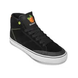 Championes de skate Emerica modelo Omen Hi, colaboración con OJ Wheels. Diseño de caña media en color negro, confeccionados en gamuza con costuras en contraste color amarillo neón. Presentan suela de goma blanca vulcanizada, detalle de parche naranja en el talón y ojal superior en amarillo.