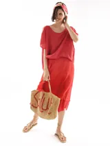 Vestido rojo de lino con capas de seda.