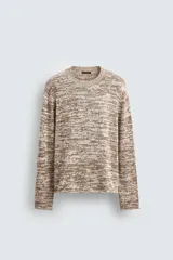 Jersey de punto con cuello redondo y manga larga, confeccionado en mezcla de algodón con textura jaspeada en tonos beige y marrón.