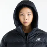 Campera puffer New Balance modelo Boston, color negro, con capucha y cierre frontal completo. Presenta diseño acolchado horizontal y logo de la marca estampado en el pecho.