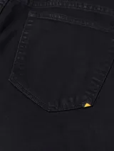 Pantalón de jeans negro para hombre, de corte recto y diseño clásico de cinco bolsillos, con cierre de cremallera y botón metálico.