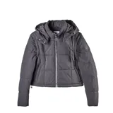 Campera multifunción modular color negro, con diseño matelaseado y capucha desmontable. Su sistema de cierres permite transformarla en cuatro versiones: campera larga, campera corta, chaleco largo y chaleco corto.