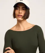 Vestido midi de punto acanalado de la marca Marfinno, color negro, de corte ajustado, con cuello barco y mangas largas.