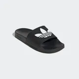 Sandalias Adidas Adilette negras con logo blanco de la marca en la tira superior.