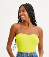 Blusa strapless de punto acanalado con escote corazón, corte ajustado al cuerpo y diseño sin mangas.