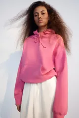 Hoodie de color fucsia, con capucha ajustable con cordones y bolsillo frontal tipo canguro.