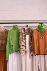 Remerón oversize con tajos a los costados, confeccionado en algodón.