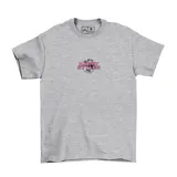 Remera blanca de manga corta con estampado gráfico en la espalda que presenta un retrato en blanco y negro de Harry Styles con lentes de sol rosados y tipografía decorativa en tonos rosados y celestes.