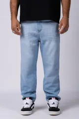 Jean de corte mom fit en color celeste claro, confeccionado en denim resistente con diseño de tiro alto y pierna holgada.