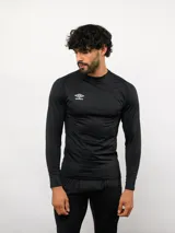 Remera térmica de manga larga Umbro, color azul marino, con cuello redondo y logo de la marca estampado en el pecho.