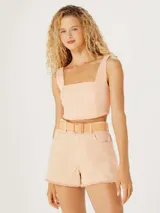 Top corto de escote cuadrado y tirantes anchos, con diseño entallado al cuerpo y costuras verticales decorativas.