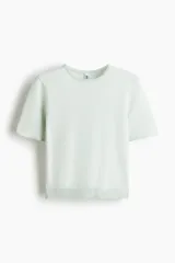 Remera corta de punto fino suave, color verde menta, con ajuste entallado, cuello redondo, mangas cortas y detalles acanalados en cuello, puños y bajo.