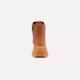 Bota de caña media Sorel, confeccionada en cuero impermeable color marrón tostado. Presenta un diseño moderno con cordones frontales, herrajes metálicos en forma de D y una suela de caucho robusta con plataforma dentada. Incluye tirador en el talón y cierre lateral para mayor practicidad.