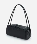 Cartera mediana de diseño rectangular con estructura rígida, confeccionada en poliuretano con textura estilo avestruz. Cuenta con dos asas fijas, cierre superior con cremallera doble y herrajes metálicos en níquel.
