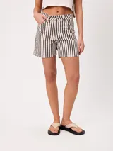 Short de tiro alto de denim con patrón de rayas verticales en tono azul y blanco, de corte holgado.