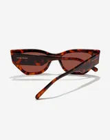 Gafas de sol Hawkers modelo Manhattan, unisex, con montura carey y lentes marrones.