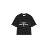 Remera oversize negra de manga corta, con cuello redondo y diseño gráfico estampado en el pecho que incluye texto y escudos heráldicos en color blanco.