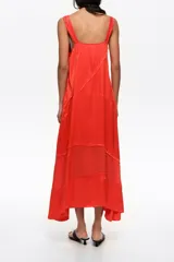 Vestido midi de línea A con vuelo color rojo, confeccionado en mezcla de viscosa y lyocell, con escote cuadrado, tirantes anchos y tiras diagonales decorativas.