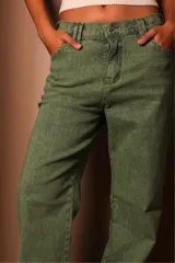 Pantalón de jean verde con corte recto y tiro alto.