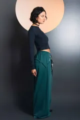 Top de manga larga color negro, con cuello redondo y costuras decorativas verticales en el frente. Presenta un corte ajustado y estilo cropped.