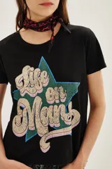 Remera de algodón color negro con estampa frontal gráfica que incluye una estrella verde y la frase Life on Mars en tipografía retro.