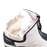 Bota casual de caña media color negro, con cierre frontal y suela track.