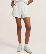 Short runner de sarga confeccionado en algodón, con diseño a rayas y cintura elástica.