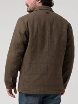 Chaqueta tipo blazer para hombre, confeccionada en mezcla de lana con diseño de espiga en tonos marrones. Presenta cierre frontal de tres botones, solapas clásicas, bolsillos laterales con solapa y un bolsillo en el pecho. Cuenta con un diseño estructurado y elegante.