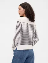 Buzo de punto fino con cuello bote y mangas largas, diseño a rayas horizontales en color marrón y blanco.