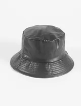 Gorro tipo bucket negro de cuero sintético con costuras horizontales en el ala.