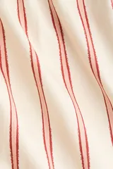 Short de popelina de algodón de tiro alto con cintura fruncida y bolsillos laterales discretos, de bajo levemente redondeado. Presenta un diseño de rayas verticales sobre base beige.