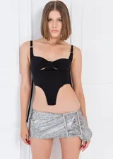 Top bustier negro con breteles finos regulables y detalle de lazo en el centro del busto.