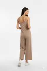 Mono de lino con breteles finos, cuello en V y diseño holgado de pierna ancha.