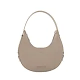 Cartera tipo hobo de diseño semicircular, color beige, con textura granulada. Presenta un detalle de labios grabado en la parte superior central y el logo de la marca en la parte inferior. Cuenta con un asa fija para llevar al hombro y cierre superior.
