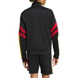 Campera deportiva Adidas House of Tiro Nations, de color negro con paneles rojos en los hombros y mangas, y las clásicas tiras de la marca en amarillo. Cuenta con cuello alto, cierre frontal completo y bolsillos laterales.