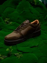 Zapatillas urbanas de edición limitada inspiradas en Star Wars, color verde oliva con detalles en marrón. Presentan una combinación de cuero y descarne, con el rostro de Yoda grabado en el lateral y el logo de Star Wars en la lengüeta.